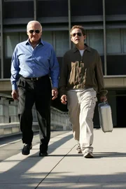Gehen gemeinsam in die Luft: Larry (Peter MacNicol, r.) mit Buzz Aldrin (Buzz Aldrin, l.) ...