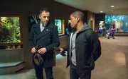 M&uuml;ssen einen Diebstahl in einem Zoo aufkl&auml;ren: Holmes (Jonny Lee Miller, l.) und Bell (Jon Michael Hill, r.) ...