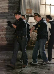 Werden Don (Rob Morrow, vorne l.), Colby (Dylan Bruno, vorne r.) und die anderen es rechtzeitig schaffen, die Terroristen zu stellen? Werden Don (Rob Morrow, vorne l.), Colby (Dylan Bruno, vorne r.) und die anderen es rechtzeitig schaffen, die Terroristen zu stellen?