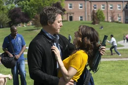 Eines Tages trifft Keith Michaels (Hugh Grant, l.) auf Holly (Marisa Tomei, r.), die ihm nach und nach den Kopf verdreht - und die Fassade des coolen Drehbuchautors beginnt zu br&ouml;ckeln ...