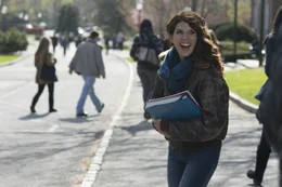 Verdreht dem in die Midlifecrisis gekommenen Drehbuchautor Keith Michaels geh&ouml;rig den Kopf: Holly (Marisa Tomei) ...