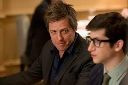 Drehbuchautor Keith Michaels (Hugh Grant, l.) versucht sein Gl&uuml;ck an einem kleinen, englischen College. Die Studentinnen interessieren ihn jedoch mehr als seine Lehrt&auml;tigkeit ...