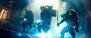 Michelangelo (Noel Fisher, l.), Donatello (Jeremy Howard, M.) und Leonardo (Pete Ploszek, r.) sind humanoide Schildkr&ouml;ten, die im Labor gez&uuml;chtet wurden. Sie sollen den "Foot Clan" aufhalten, der in New York Angst und Schrecken verbreitet. Dabei hilft ihnen die ehrgeizige Journalistin April ...