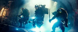 Michelangelo (Noel Fisher, l.), Donatello (Jeremy Howard, M.) und Leonardo (Pete Ploszek, r.) sind humanoide Schildkr&ouml;ten, die im Labor gez&uuml;chtet wurden. Sie sollen den "Foot Clan" aufhalten, der in New York Angst und Schrecken verbreitet. Dabei hilft ihnen die ehrgeizige Journalistin April ...
