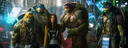 April (Megan Fox, 3.v.l.) wird Zeugin dessen, wie eine maskierte Gestalt Soldaten des "Foot Clans" besiegt und geht der Sache auf den Grund. Ihre Neugier f&uuml;hrt sie zu Michelangelo (Noel Fisher, l.), Leonardo (Pete Ploszek, 2.v.l.), Raphael (Alan Ritchson, 2.v.r.) und Donatello (Jeremy Howard, r.) ...