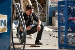 Sheriff Jackson Lamb (Kyle Chandler) hat ein richtig gro&szlig;es Problem. Zun&auml;chst verw&uuml;stet das Milit&auml;r den ganzen Ort, dann verschwinden Unmengen an Elektroger&auml;ten und Hunden und schlie&szlig;lich verschwindet sein Boss samt anderer Bewohner spurlos ...