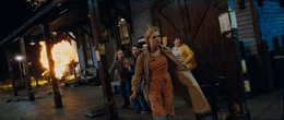 Eine US-Kleinstadt im Jahr 1979. (v.l.n.r.) Eigentlich wollten Cary (Ryan Lee), Joe (Joel Courtney), Alice (Elle Fanning) und Charles (Riley Griffiths) auf dem alten Bahnhof einen Super-8-Film f&uuml;r einen Schulwettbewerb drehen. Doch dann fliegt ihnen nicht nur ein entgleister Zug um die Ohren ...