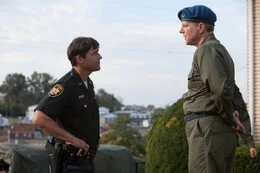 Schon bald wird Joes Vater (Kyle Chandler, l.) klar, Hilfssheriff des Ortes, dass Oberst Nelec (Noah Emmerich, r.) irgendetwas Unheimliches und Gef&auml;hrliches jagt ...