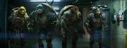 Obwohl die Riesenschildkr&ouml;ten Michelangelo (Noel Fisher, l.), Leonardo (Pete Ploszek, 2.v.l.), Raphael (Alan Ritchson, 2.v.r.) und Donatello (Jeremy Howard, r.) gef&auml;hrlich aussehen, vertraut die Journalistin April ihnen bedingungslos und will mit ihrer Hilfe den "Foot Clan" zu Strecke bringen ...
