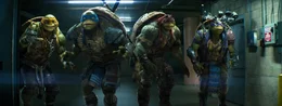 Obwohl die Riesenschildkr&ouml;ten Michelangelo (Noel Fisher, l.), Leonardo (Pete Ploszek, 2.v.l.), Raphael (Alan Ritchson, 2.v.r.) und Donatello (Jeremy Howard, r.) gef&auml;hrlich aussehen, vertraut die Journalistin April ihnen bedingungslos und will mit ihrer Hilfe den "Foot Clan" zu Strecke bringen ...