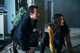 Die eifrige Reporterin April (Megan Fox, r.) und ihr Kameramann Vernon (Will Arnett, l.) schrecken vor nichts zur&uuml;ck, um an eine gute Story zu kommen. Als in der Stadt schildkr&ouml;tenartige Wesen erscheinen, die den gef&auml;hrlichen "Foot Clan" bek&auml;mpfen, wittern sie ihre Chance ...