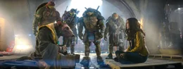 Die Reporterin April (Megan Fox, r.) unterst&uuml;tzt die mutierten Schildkr&ouml;ten Raphael (Alan Ritchson, hinten l.), Donatello (Jeremy Howard, 2.v.l.), Leonardo (Pete Ploszek, M.), Michelangelo (Noel Fisher, 2.v.r.) und ihren Meister Splinter (Danny Woodburn, vorne l.) im Kampf gegen den "Foot Clan" ...