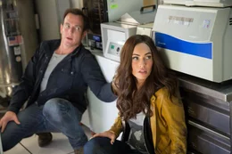 Die Reporterin April (Megan Fox, r.) und ihr Kameramann Vernon (Will Arnett, l.) drehen normalerweise eher unspektakul&auml;re TV-Beitr&auml;ge. Deshalb hat sich April an die Fersen des gef&uuml;rchteten "Foot Clans" geheftet und st&ouml;&szlig;t dabei auf Verbrechen bek&auml;mpfende Schildkr&ouml;ten ...