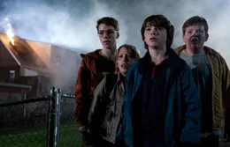 W&auml;hrend der entgleiste Zug alles in Schutt und Asche legt, bahnt sich etwas seinen Weg aus den Tr&uuml;mmern, welches das Leben von (v.l.n.r.) Martin (Gabriel Basso), Cary (Ryan Lee), Joe (Joel Courtney) und Charles (Riley Griffiths) f&uuml;r immer ver&auml;ndern wird ...