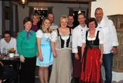 Frank Rosin (r.) und das Team: (v.l.n.r.) Silkes Mutter Helga Koch, Freundin Manuela Seifert, Tochter Sophie, Lebensgef&auml;hrte Enrico Beutler, Inhaberin Silke Koch, Servicekraft Ulf Lorenz, der neue Koch Rene Wirnitzer und Servicekraft Kunigunde "Conny" Anhut
