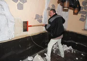 Servicekraft Ulf Lorenz packt tatkr&auml;fig bei den Umbauarbeiten mit an ...