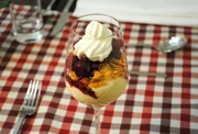 Das T&uuml;pfelchen auf dem i: Bayerische Creme mit Gew&uuml;rzkirschen, die Nachspeise beim finalen Testessen in "Kochi's unm&ouml;glichem Wirtshaus" ...