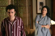 Charlie (David Krumholtz, l.); Amita (Navi Rawat, r.) Charlie (David Krumholtz, l.); Amita (Navi Rawat, r.)