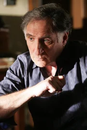 Steht seinen Söhnen bei: Alan Eppes (Judd Hirsch) ... Steht seinen Söhnen bei: Alan Eppes (Judd Hirsch) ...
