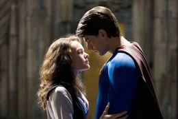 Lois (Kate Bosworth) hat Superman (Brandon Routh) nie verziehen, dass er sie ohne Abschiedsworte verlassen hat und scheint ihn v&ouml;llig aus ihrem Ged&auml;chtnis gestrichen zu haben.