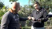 Ronny und Steffen haben sich viel zugemutet. Möglicherweise zu viel. Es geht um neue Platten für den Gehweg ihrer Parzelle. Doch diese müssen erstmal in den Garten geschleppt werden - ein hartes Stück Arbeit.; Ronny und Steffen haben sich viel zugemutet. Möglicherweise zu viel. Es geht um neue Platten für den Gehweg ihrer Parzelle. Doch diese müssen erstmal in den Garten geschleppt werden – ein hartes Stück Arbeit. Ronny und Steffen haben sich viel zugemutet. Möglicherweise zu viel. Es geht um neue Platten für den Gehweg ihrer Parzelle. Doch diese müssen erstmal in den Garten geschleppt werden - ein hartes Stück Arbeit.; Ronny und Steffen haben sich viel zugemutet. Möglicherweise zu viel. Es geht um neue Platten für den Gehweg ihrer Parzelle. Doch diese müssen erstmal in den Garten geschleppt werden – ein hartes Stück Arbeit.