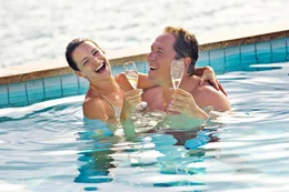 Lucy (Kristin Davis) und Joey (Jon Favreau) turteln wie Frischverliebte.