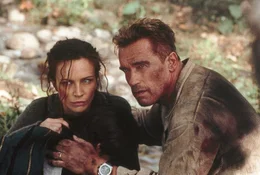 Gordy Brewer (Arnold Schwarzenegger) bewahrt Selena Perrini (Francesca Neri) auf seinem Rachefeldzug gegen arglistige Terroristen vor dem sicheren Tod.  +++ Die Verwendung des sendungsbezogenen Materials ist nur mit dem Hinweis und Verlinkung auf RTL+ gestattet. +++