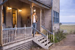 Superman schwelgt in Erinnerungen: Da beschlie&szlig;t seine Tante, die Farm zu verkaufen, auf der Clark (Brandon Routh) gro&szlig; geworden ist ...