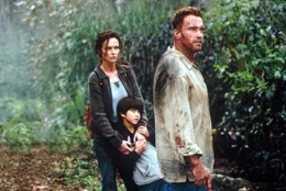 Gordy Brewer (Arnold Schwarzenegger, r.) bewahrt Selena Perrini (Francesca Neri) und Mauro (Tyler Posey) auf seinem Rachefeldzug gegen skrupellose Terroristen vor dem Tod.  +++ Die Verwendung des sendungsbezogenen Materials ist nur mit dem Hinweis und Verlinkung auf RTL+ gestattet. +++