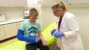 Ein junger Patient leidet unter Taubheitsgef&uuml;hlen in seiner Hand. Eine Operation muss abgebrochen werden.