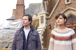 W&auml;hrend Architekt Alex Hurst (Guy Pearce) und seine Freundin Kim (Katie Holmes) das Innenleben ihres neuen gothischen Anwesens herrichten, untersucht Alex' junge Tochter Sally die d&uuml;stere Geschichte und dunklen Ecken des Hauses.