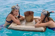 Cynthia (Kristen Bell, l.) und Ronnie (Malin Akerman)