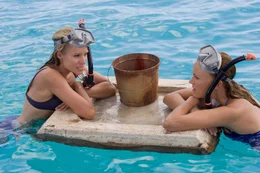 Cynthia (Kristen Bell, l.) und Ronnie (Malin Akerman)