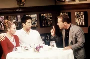 Ross (Davis Schwimmer, M.) hat das große Vergnügen, den Vater von Elizabeth (Alexandra Holden, l.), Mr. Stevens (Bruce Willis, r.), bei einem Dinner kennen zu lernen. Ross (Davis Schwimmer, M.) hat das große Vergnügen, den Vater von Elizabeth (Alexandra Holden, l.), Mr. Stevens (Bruce Willis, r.), bei einem Dinner kennen zu lernen.