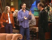 Paul (Bruce Willis, r.) versteht nicht, was Ross (David Schwimmer, M.) von seiner Tochter Elizabeth (Alexandra Holden, l.) will. Paul (Bruce Willis, r.) versteht nicht, was Ross (David Schwimmer, M.) von seiner Tochter Elizabeth (Alexandra Holden, l.) will.