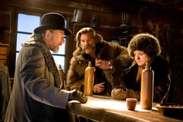 L-R: Oswaldo Mobray (Tim Roth) und John "Der Henker" Ruth (Kurt Russell) versuchen Daisy Domergue (Jennifer Jason Leigh) ihre Situation klar zu machen.
