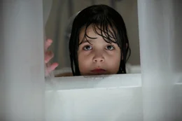 Bei ihren einsamen Streifz&uuml;gen durchs unheimliche Haus entdeckt Sally (Bailee Madison) schlie&szlig;lich eine kleine T&uuml;r, hinter der sie Stimmen vernimmt, die darum bitten, sie zu befreien, damit sie mit ihr spielen k&ouml;nnen.