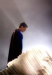 F&uuml;nf Jahre war Superman alias Clark Kent (Brandon Routh) spurlos verschwunden. Um mehr &uuml;ber sich selbst und seine Vergangenheit zu erfahren, macht sich der Mann aus Stahl auf die lange und beschwerliche Reise zum kosmischen Tr&uuml;mmerfeld. Doch nach seiner R&uuml;ckkehr muss er feststellen, dass sich in seiner Abwesenheit einiges ge&auml;ndert hat...