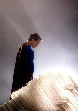 F&uuml;nf Jahre war Superman alias Clark Kent (Brandon Routh) spurlos verschwunden. Um mehr &uuml;ber sich selbst und seine Vergangenheit zu erfahren, macht sich der Mann aus Stahl auf die lange und beschwerliche Reise zum kosmischen Tr&uuml;mmerfeld. Doch nach seiner R&uuml;ckkehr muss er feststellen, dass sich in seiner Abwesenheit einiges ge&auml;ndert hat...