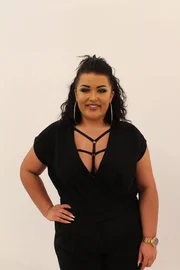 Bei der Suche nach ihrem Traummann setzt Jodie auf ihr eigenwilliges Make-up und ihr ausladendes Dekollet&eacute;. Ihr Look ist m&ouml;glicherweise einer der Gr&uuml;nde, warum sie bislang noch nicht f&uuml;ndig geworden ist. Kann das Styling Team Jodie dazu bringen, der Verwendung von schrillem Make-up und der Pr&auml;sentation ihrer Oberweite abzuschw&ouml;ren und ihre nat&uuml;rliche Sch&ouml;nheit in den Vordergrund zu stellen?; Bei der Suche nach ihrem Traummann setzt Jodie auf ihr eigenwilliges Make-up und ihr ausladendes Dekollet&eacute;. Ihr Look ist m&ouml;glicherweise einer der Gr&uuml;nde, warum sie bislang noch nicht f&uuml;ndig geworden ist. Kann das Styling Team Jodie dazu bringen, der Verwendung von schrillem Make-up und der Pr&auml;sentation ihrer Oberweite abzuschw&ouml;ren und ihre nat&uuml;rliche Sch&ouml;nheit in den Vordergrund zu stellen?