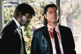 Killer Vincent (John Travolta, r.) und Jules (Samuel L. Jackson) erschie&szlig;en auf der Jagd nach einer schwarzen Aktentasche zwei Amateurganoven.