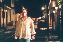 Gordy Brewer (Arnold Schwarzenegger) wird Zeuge, wie seine Frau und sein Kind bei einem Attentat ums Leben kommen. Der Feuerwehrmann sinnt auf Rache.  +++ Die Verwendung des sendungsbezogenen Materials ist nur mit dem Hinweis und Verlinkung auf RTL+ gestattet. +++