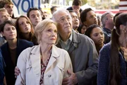 Nach seiner R&uuml;ckkehr sieht Superman auch seine verwitwete Adoptivmutter Martha Kent (Eva Marie Saint) wieder, um die sich inzwischen der gleichaltrige Ben Hubbard (James Karen) k&uuml;mmert.
