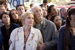 Nach seiner R&uuml;ckkehr sieht Superman auch seine verwitwete Adoptivmutter Martha Kent (Eva Marie Saint) wieder, um die sich inzwischen der gleichaltrige Ben Hubbard (James Karen) k&uuml;mmert.