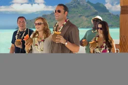 Ziel ihrer Reise ist die paradiesische Insel Bora Bora, doch kaum angekommen, m&uuml;ssen (v.l.n.r.) Joey (Jon Favreau), Ronnie (Malin Akerman), Dave (Vince Vaughn), Shane (Faizon Love) und Lucy (Kristin Davis) feststellen, dass das Paradies eine unsch&ouml;ne &Uuml;berraschung f&uuml;r sie bereith&auml;lt ...