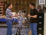 Joey (Matt LeBlanc, r.) muss sich mit dem Mann gut stellen, der seinen Serienpartner, einen Roboter, hergestellt hat ... Joey (Matt LeBlanc, r.) muss sich mit dem Mann gut stellen, der seinen Serienpartner, einen Roboter, hergestellt hat ...