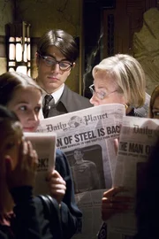 Als Superman (Brandon Routh, Mi.) nach f&uuml;nf Jahren zur Erde zur&uuml;ckkehrt, ist er &uuml;berrascht: Die Menschheit scheint auf ihn nicht mehr angewiesen zu sein. Daran ist ein rei&szlig;erischer Artikel &uuml;ber den 'Mann aus Stahl' nicht ganz unschuldig, der ausgerechnet aus der Feder seiner gro&szlig;en Liebe Lois Lane stammt...