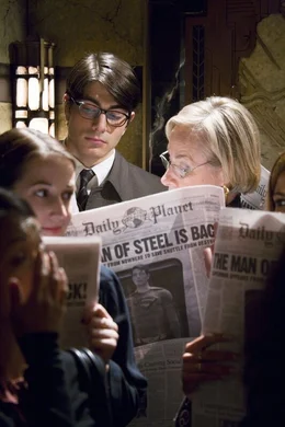Als Superman (Brandon Routh, Mi.) nach f&uuml;nf Jahren zur Erde zur&uuml;ckkehrt, ist er &uuml;berrascht: Die Menschheit scheint auf ihn nicht mehr angewiesen zu sein. Daran ist ein rei&szlig;erischer Artikel &uuml;ber den 'Mann aus Stahl' nicht ganz unschuldig, der ausgerechnet aus der Feder seiner gro&szlig;en Liebe Lois Lane stammt...