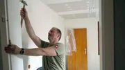 Handwerker Uwe bei der Arbeit im Haus