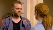 Erik (Patrick Heinrich) muss Tonis (Olivia Marei) Wunsch nach Distanz akzeptieren.